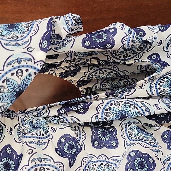 Ladies blue/white sleeveless ruffle blouse, XL. - Picture 5 of 7